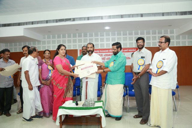 തൃശ്ശൂര്‍, പാലക്കാട് ജില്ലകളിലെ സഹകരണ  സംഘങ്ങള്‍ക്ക്  നിക്ഷേപ ഗ്യാരന്റി പത്രം വിതരണം 2019 ഡിസംബര്‍ 27 വെള്ളിയാഴ്ച്ച തൃശൂര്‍ എ.എസ്.എന്‍ നമ്പീശന്‍ സ്മാരക ഹാളില്‍ വെച്ച് ബഹു.സഹകരണ വകുപ്പ് മന്ത്രി ശ്രീ.കടകംപള്ളി സുരേന്ദ്രന്‍ ഉദ്ഘാടനം ചെയ്തു.